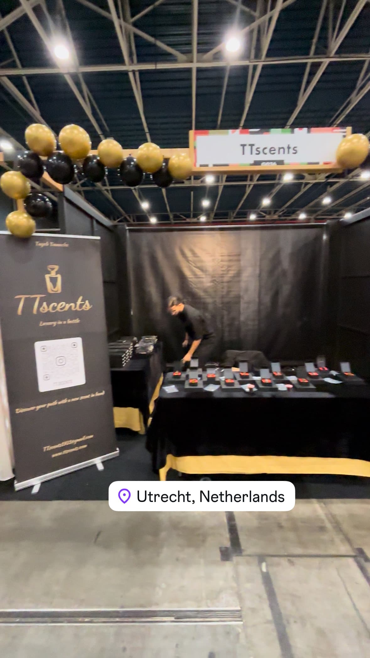The TT Scents stand dressed in gold and black balloons in Utrecht